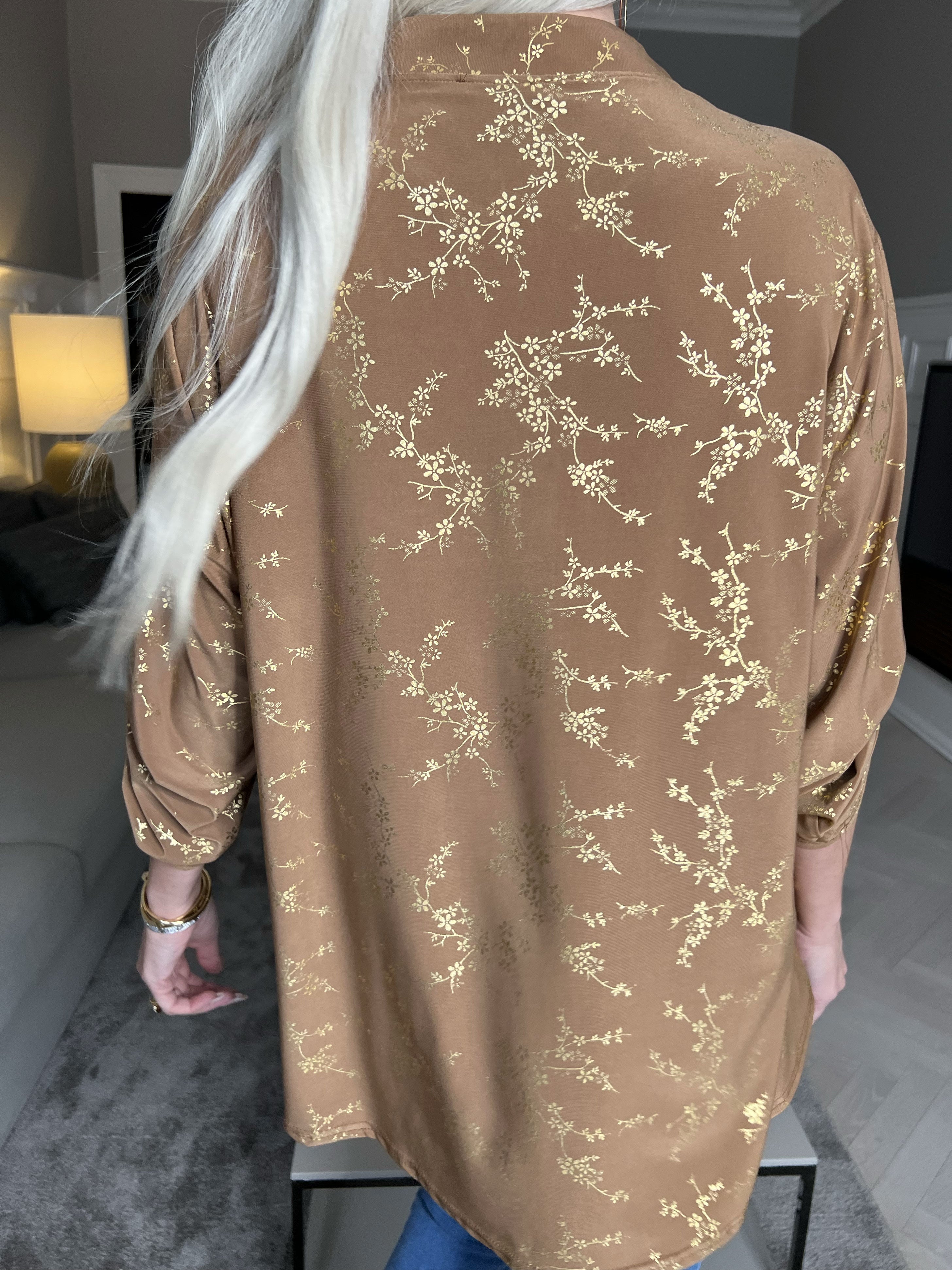 Ebba Gold - Sød bluse i elastisk stof med gulddetaljer